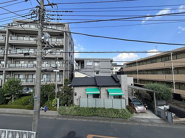 前面の住まいとの距離感があるから、圧迫感を感じません。