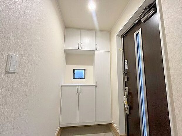 シンプルなデザインの玄関収納。 