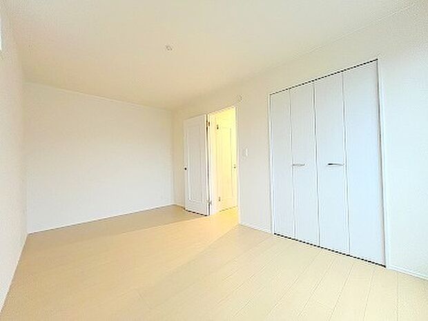 こちらの洋室は誰にも使いやすいサイズ感、5.25帖です。 