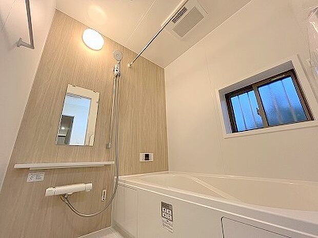 広々1坪タイプのゆったり浴室ユニット。防カビ・抗菌素材なのもうれしい。