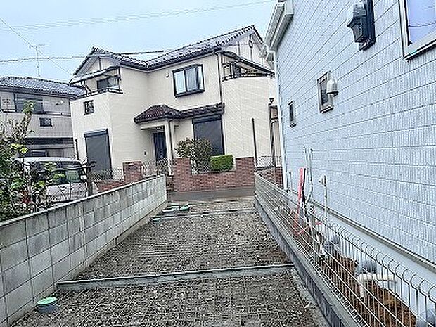 駐車場は縦列駐車で2台まで可。車幅や配置を現地でご確認ください。 