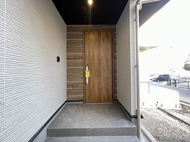 この扉を開けると、新築の木の匂いが待ってます。 