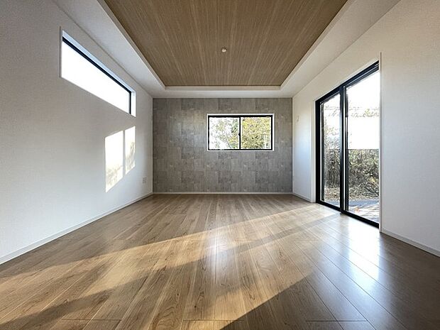 大画面TVの配置も可能なワイドリビングは約19帖。