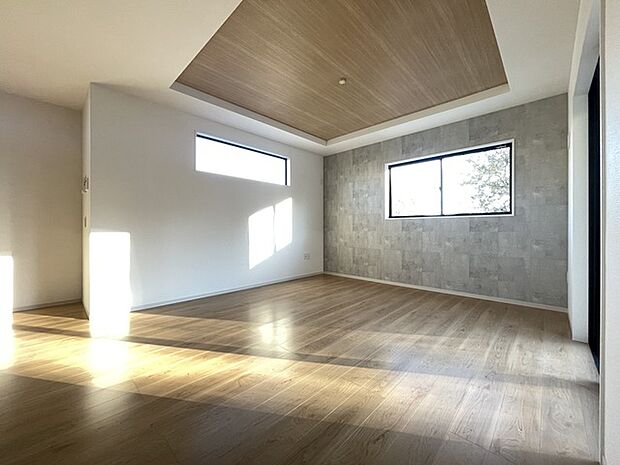 キッチンのすぐ隣りにあるダイニングスペース。家事動線が短くて使いやすい配置です。 