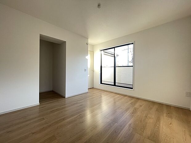 大きめのベッドを置いても、まだゆとりが持てる大きさ。8.7帖の主寝室。