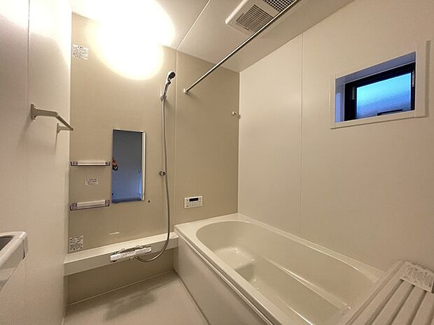 広々1坪タイプのゆったり浴室ユニット。防カビ・抗菌素材なのもうれしい。