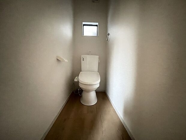 トイレはやっぱり白が1番落ち着きますね。もちろん衛生面でも嬉しいウォシュレット機能付きです。 