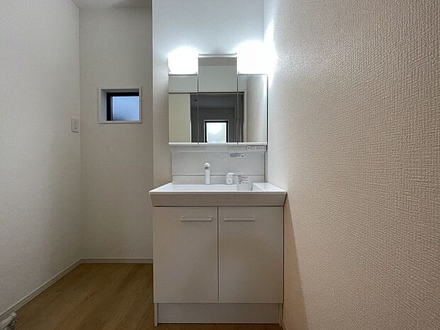 洗面化粧台は清潔感の漂うホワイトをベースカラーに、シンプルなデザインで。