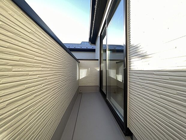 バルコニーからはたっぷりと太陽の光が舞い込みます。