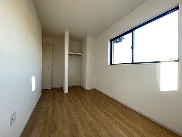 今からここを誰のお部屋にしようか、そんな洋室。大きさは6.2帖です。