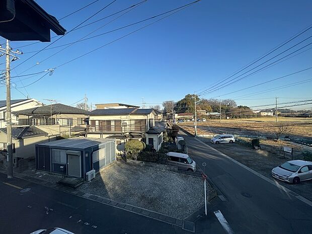 前面の住まいとの距離感があるから、圧迫感を感じません。 