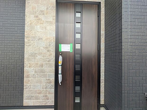 ポーチのついた新築分譲物件。玄関の印象はいかがでしょうか？入口からご覧ください。 