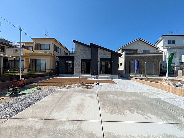 並列3台駐車可能な、ゆとりのカースペースがここに。 