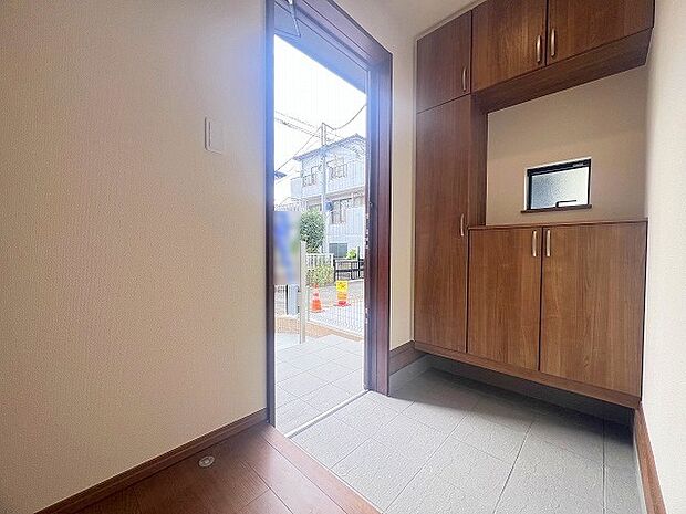 シンプルなデザインの玄関収納。 