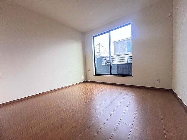 バルコニーからはたっぷりと太陽の光が舞い込みます。 