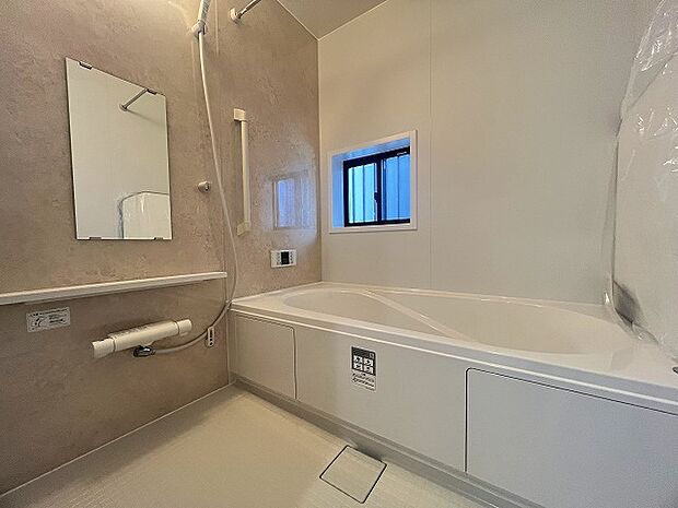 バスユニット1坪タイプ、浴室乾燥機、手すり付き。 