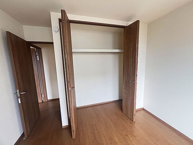 新築の木の匂いのする室内。写真では伝わらないので、ぜひ現地でお確かめください。 