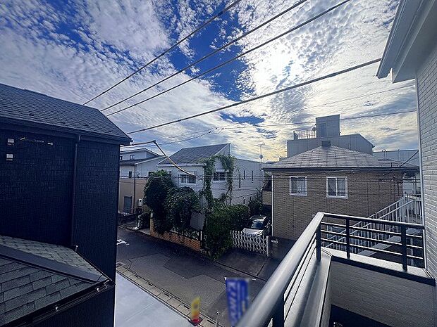 あたりには住宅を中心とした建物が広がります。