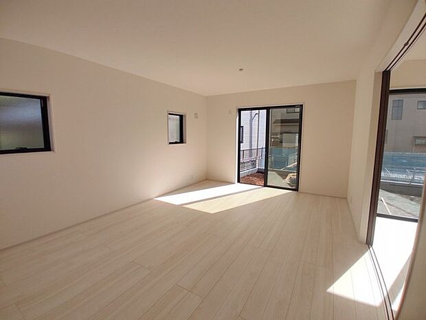 解放感あふれるリビングは、自然に光と風に恵まれます。 