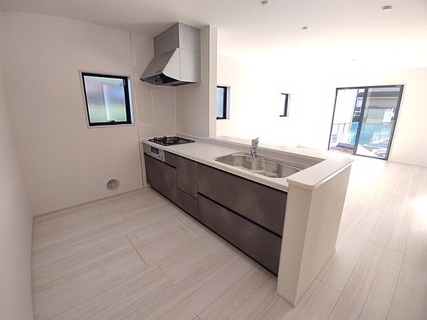 リビングで遊ぶお子様を見守りながらお料理ができる、対面キッチン。 