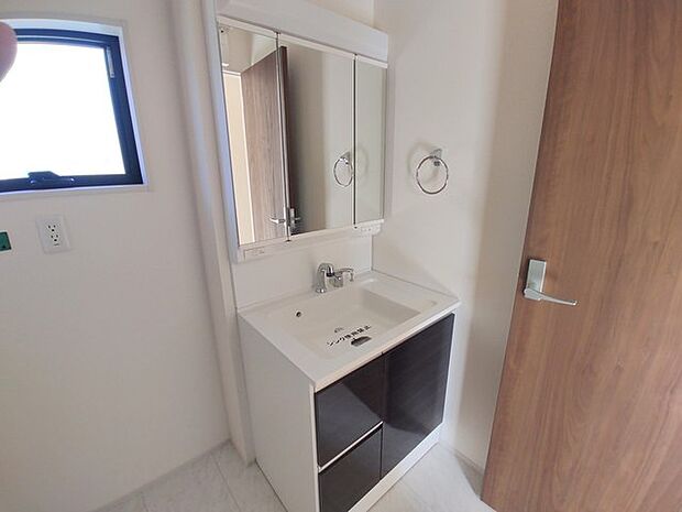 収納豊富な三面鏡付洗面化粧台。水回りのあれこれがキレイに収まりそうですね。 