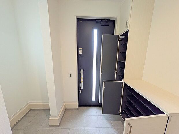 誰も住んだことのない家の玄関スペース。あたらしい木のにおいを感じていただけると思います。