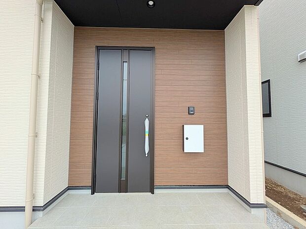 この扉を開けると、新築の木の匂いが待ってます。 