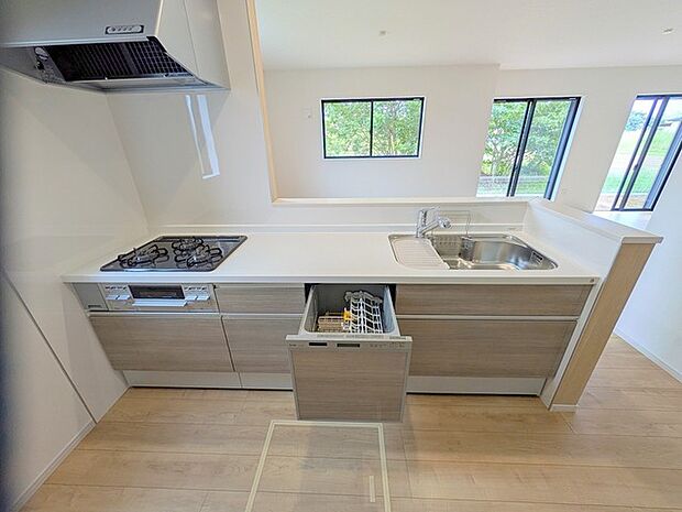 吊戸棚で視界を遮らず、パノラマ感を重視したタイプのキッチンスペース。 