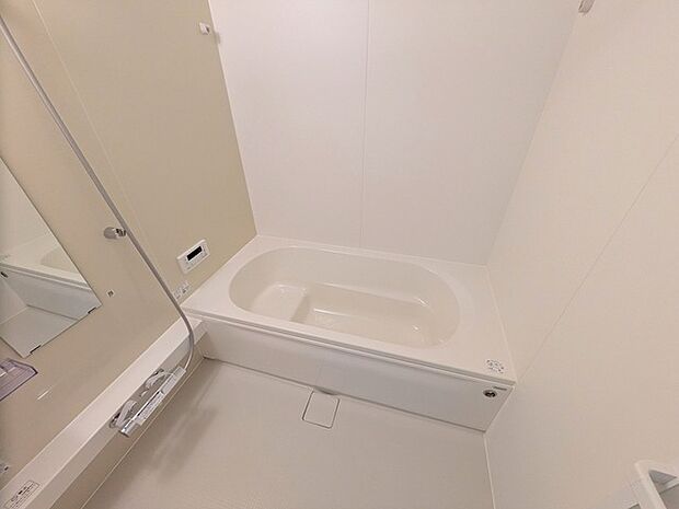 広々1坪タイプのゆったり浴室ユニット。防カビ・抗菌素材なのもうれしい。 