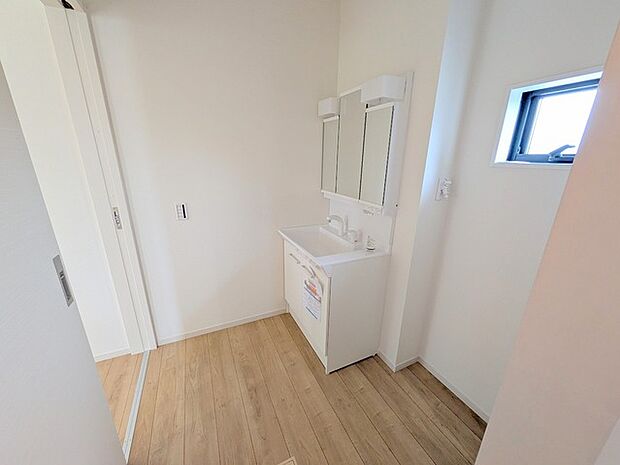 たっぷりの収納を設けたシャワー付洗面台で快適な暮らし。 