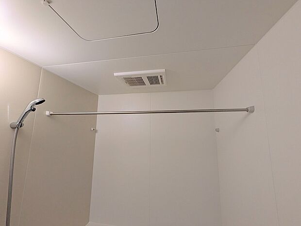 空気もこもらず、いつもクリーンな浴室乾燥機付。 