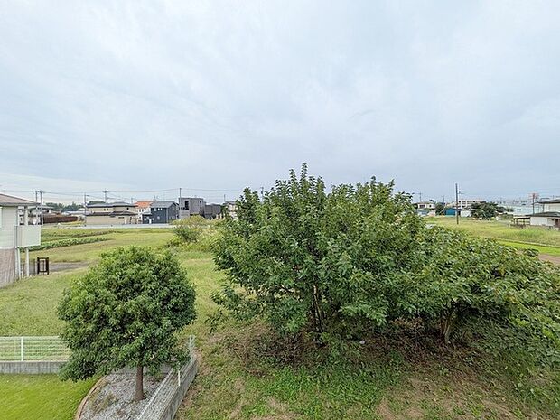 ゆったりとした緑地の多い立地ならでは！緑に包まれた環境です。 