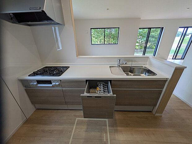 リビングで遊ぶお子様を見守りながらお料理ができる、対面キッチン。