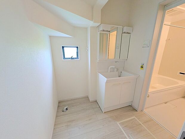 ワイドなボウルにハンドシャワー水栓が付いた洗面化粧台。