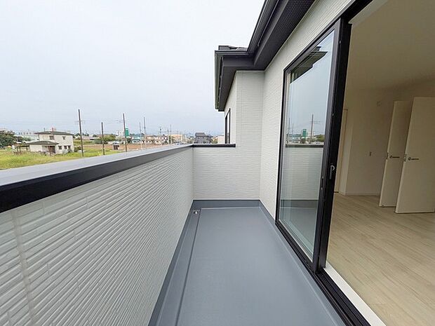 南向きバルコニーでお洗濯ものはいつもカラッと乾きます。