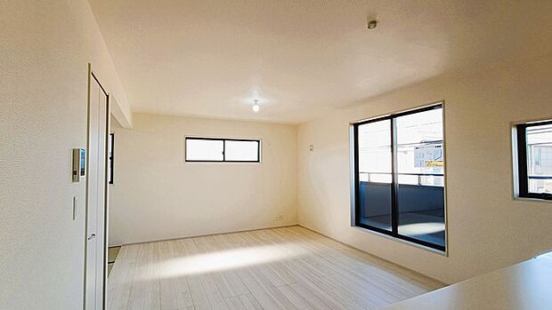 南側に大きな窓を配置、明るいリビングが出来ました。 