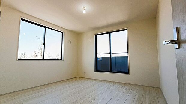 広々バルコニーから、たっぷり太陽の恵みが得られます。 