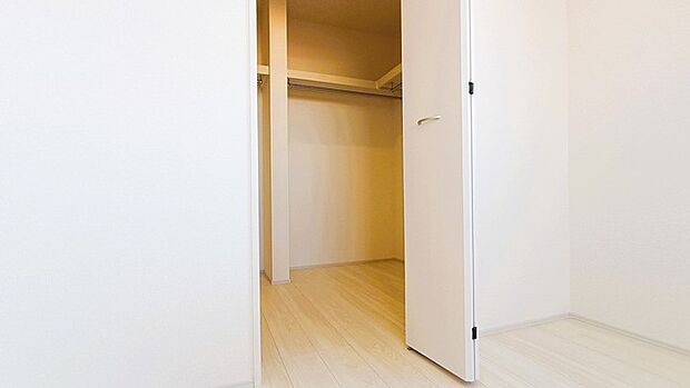 季節物の衣類もスッキリ収納できる、ウォークインクローゼット。 