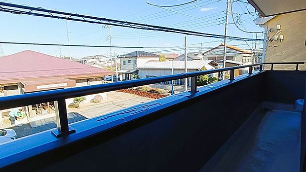 前面の住まいとの距離感があるから、圧迫感を感じません。 