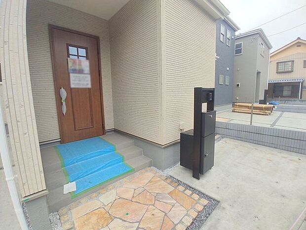 新築の玄関扉。きっと今のお家より重厚感が違います。 