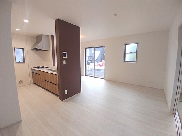 南側に大きな窓を配置、明るいリビングが出来ました。