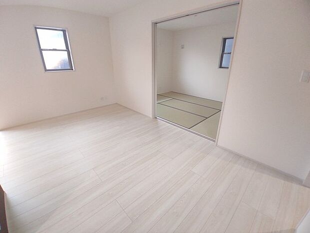 和室とリビングが続き間に。定評のあるプランを採用。 