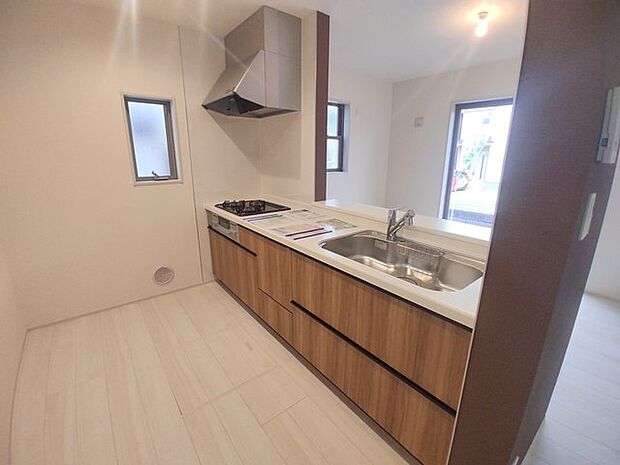 リビングで遊ぶお子様を見守りながらお料理ができる、対面キッチン。