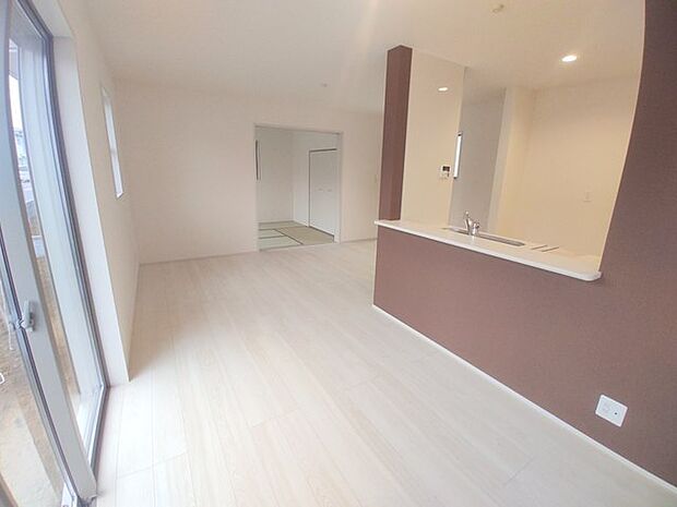 開放的なこの空間がお客様をお出迎えします。LDKは15帖。