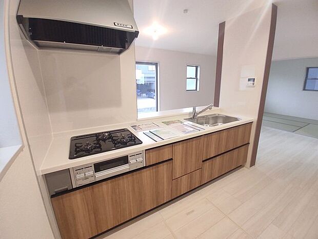 カウンターからはリビングが広く見渡せ、ご家族とのコミュニケーションも弾みます。