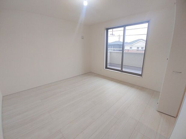 大きめのベッドを置いても、まだゆとりが持てる大きさ。8帖の主寝室。 