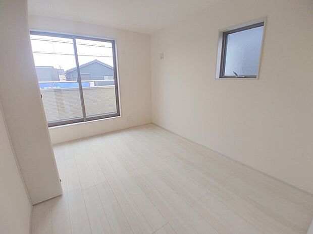 新築の木の匂いのする室内。写真では伝わらないので、ぜひ現地でお確かめください。