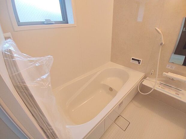 半身浴もゆっくり楽しめるベンチバス仕様。 