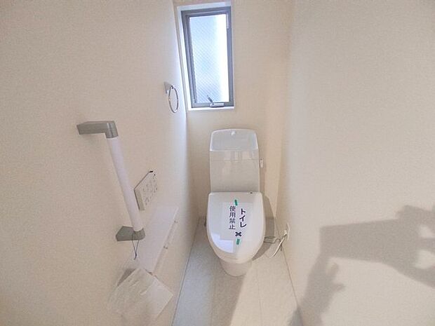 今すぐということはなくとも、いずれはお世話になるお手洗いの手すり付き。もちろんウォシュレットも付いてます。 