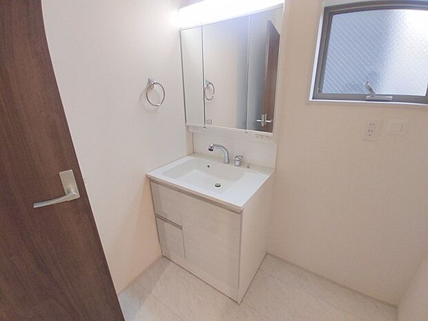 三面鏡にハンドシャワー付き、 使いやすい洗面台。 